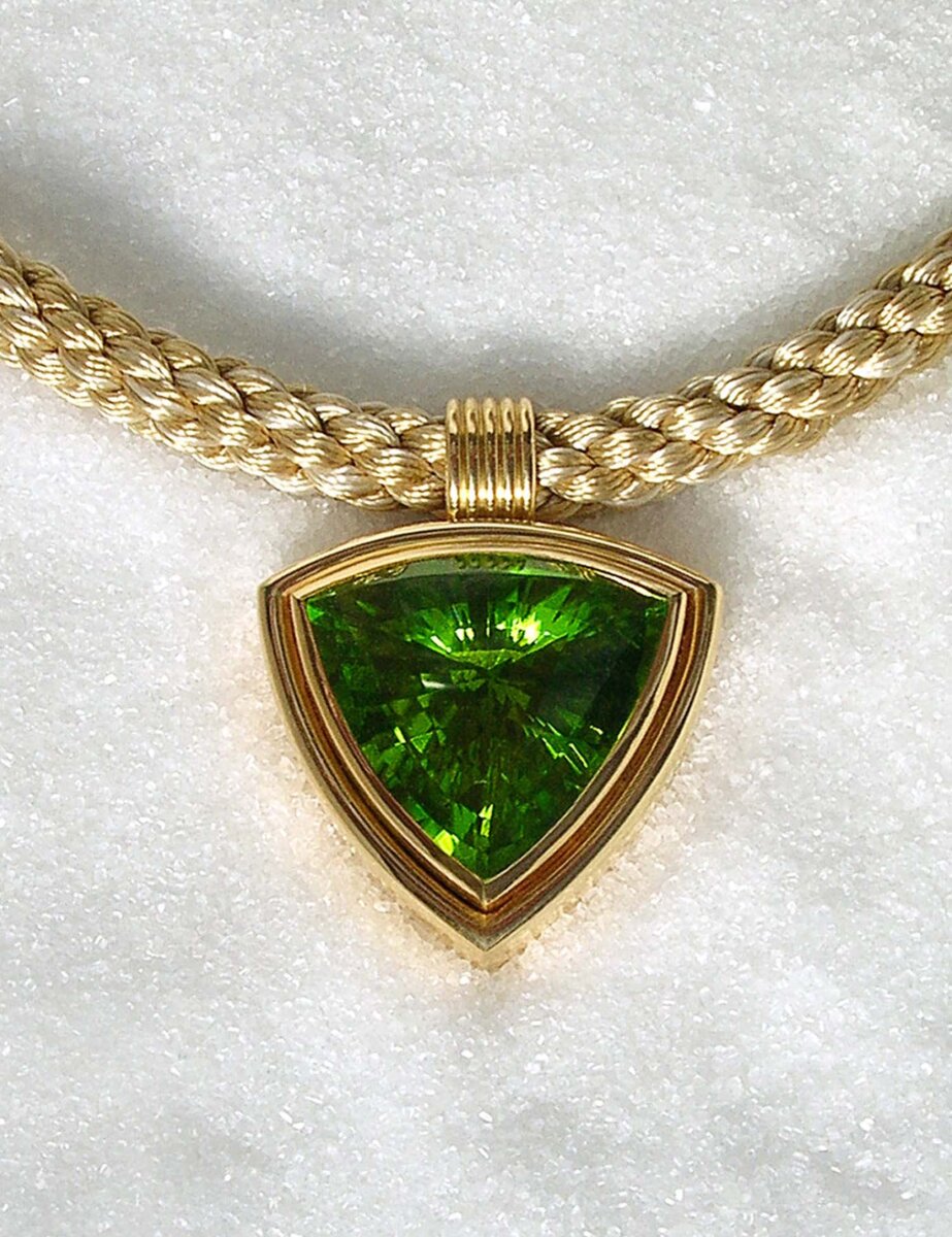 Goldkette von Rainer Graf mit grünem Stein